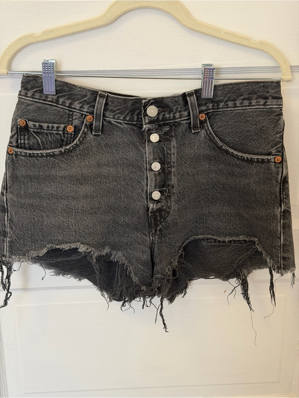 Levi's Black Washed Button-Front Distressed Denim 501 Shorts - Picture 4 of 4
